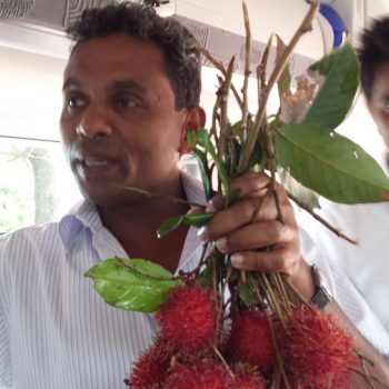 Onze geweldige reisleider Ajith met lokaal fruit.