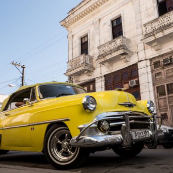 Oldtimers en koloniale gebouwen