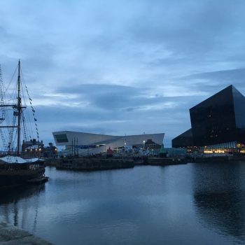 Moderne gebouwen bij de haven
