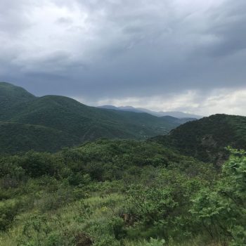 In de bergen net buiten Tbilisi