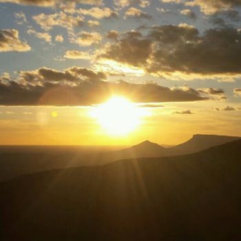 zonsondergang in Afrika is schitterend