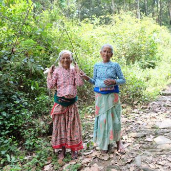 2 vrouwen tijdens de wandeling naar de Peace Pagoda
