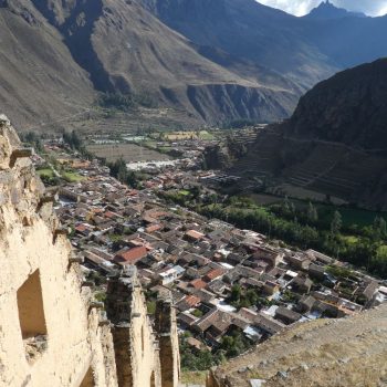 Uitzicht vanaf de Pinkuylluna Mountain Granaries op Ollantaytambo