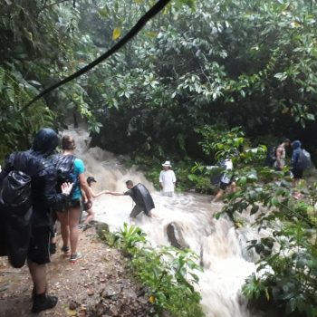 één van de vele rivieren die we overstaken tijdens regen