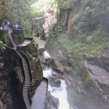 Pailon del diable, trap langs waterval