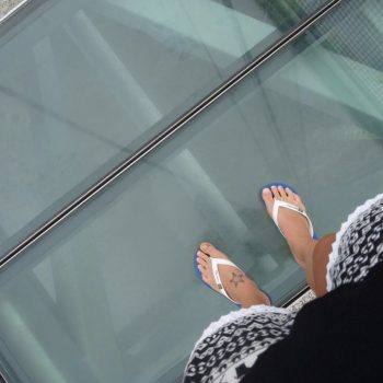 Hier kun je doorheen kijken op de skybridge 