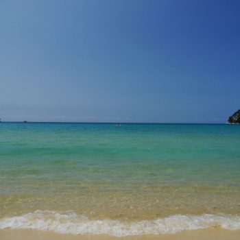 Het azuurblauwe water & het goudgele strand. 