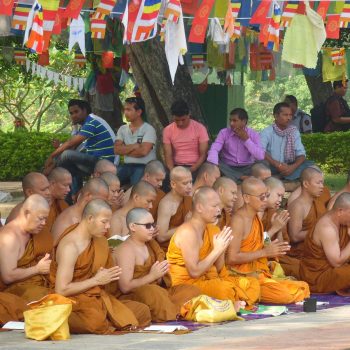 biddende monniken in Lumbini