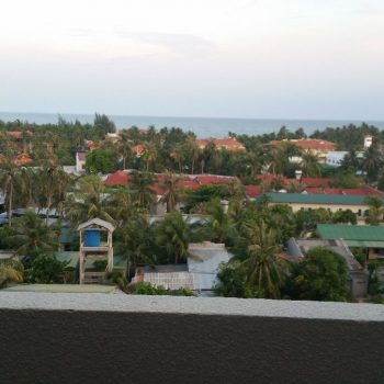 Uitzicht vanaf hotel op zee