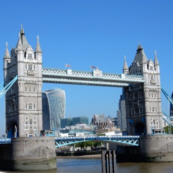 Tower Bridge vanaf kade Cottons Center (oude gerestaureerde pakhuizen)