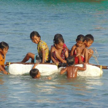 Spelende kinderen op Koh Rong