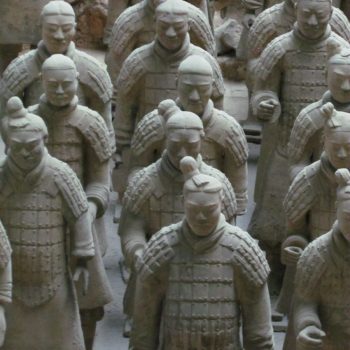 Terra cotta beelden in hal 1