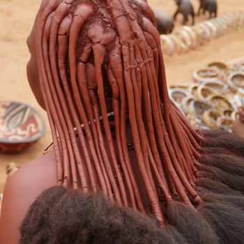 Klein in het haar van de Himba vrouwen