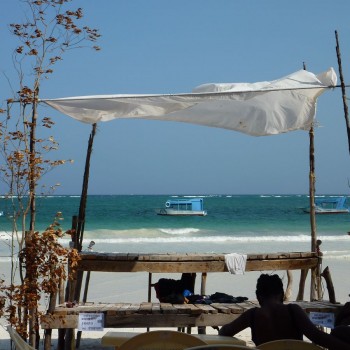 Biertje drinken aan het strand