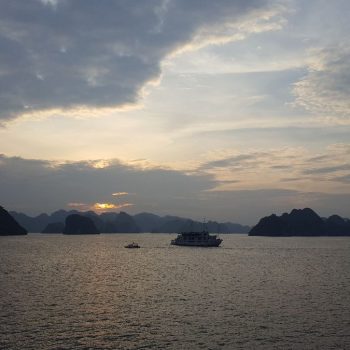 Zonsondergang in Halong Bay