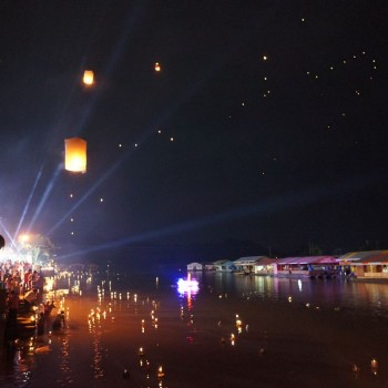 Loy Krathong bij Kanchanaburi