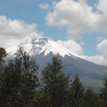 besneeuwde top van de Cotopaxi vulkaan