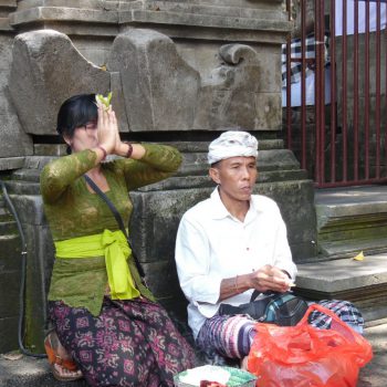 koppel biddend in pura tirta empul