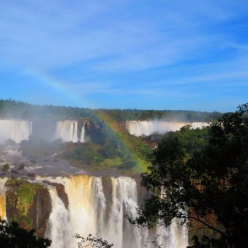 Argentijns kant gefotografeerd vanaf de Braziliaanse kant.