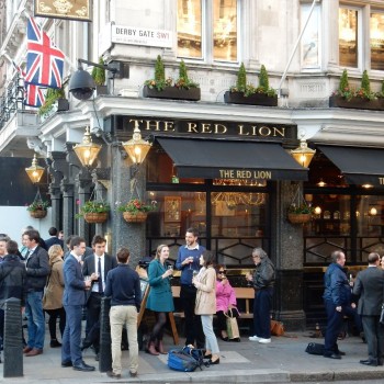 Bar tegenover downingstreet 10 (met 007 barmannen?)