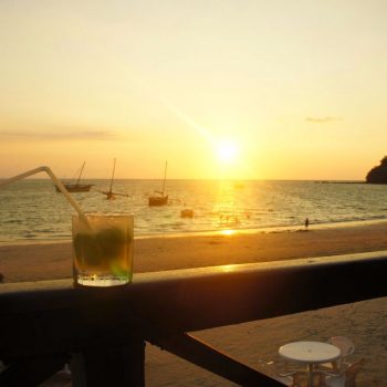 Zonsondergang met mojito