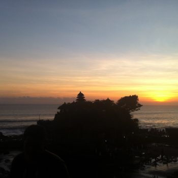Zonsondergang bij de tanah lot 