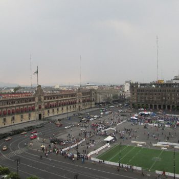 Uitzicht over het uitgestrekte Zocalo