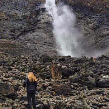 Naast de Takkakaw Falls omhoog klimmen