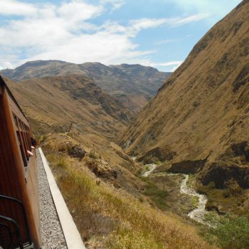 treinreis naar de duivelsneus, al zigzaggend door de bergen