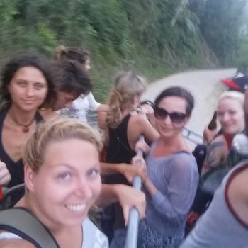 Onderweg naar Semuc Champey... 1.5 uur staand door de jungle. Ultieme gevoel van vrijheid! (en zere voeten)