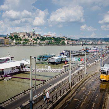 De tramlijn langs de Donau
