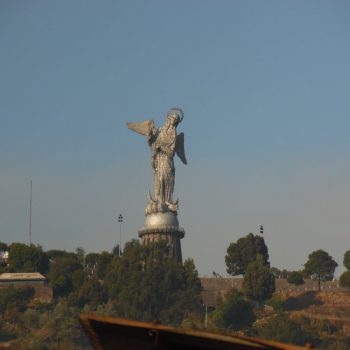 de maagd van Quito kijkt uit over de stad