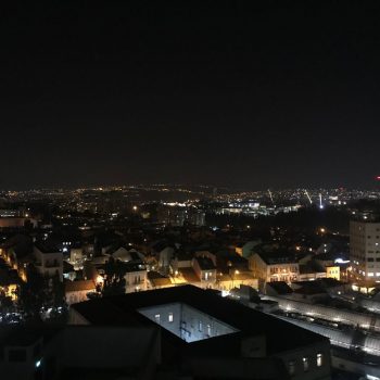 Uitzichtsfoto van op de avond