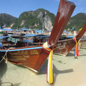 De bootjes in de haven van Phi Phi 