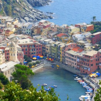 blik op Vernazza vanaf het wandelpad