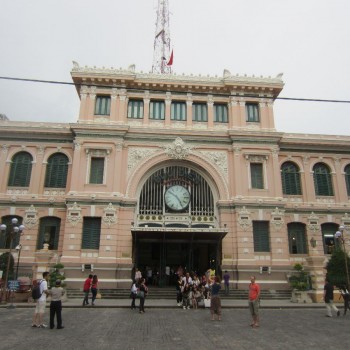 Oude postkantoor bij de Notre dam in het centrum van Ho Chi Minh