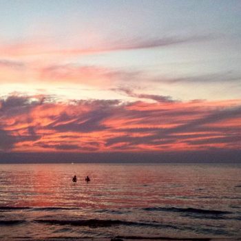 Cloudy sunset op het strand van Koh Chang