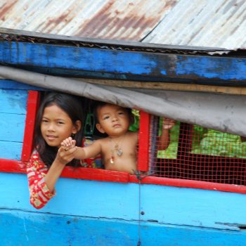 eenvan de drijvende huisjes boottocht siem reap -battambang