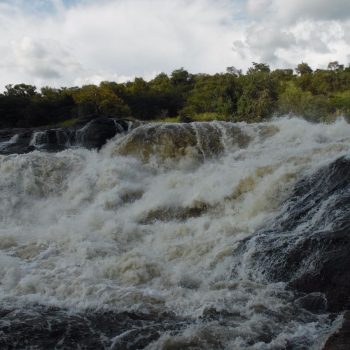 bovenkant waterval vlak voor zijn duik in de kloof
