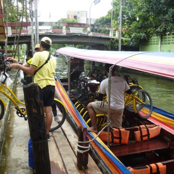 Met de fietsen op de boot