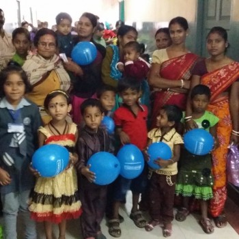 Kinderen met buurtzorg ballonnen.