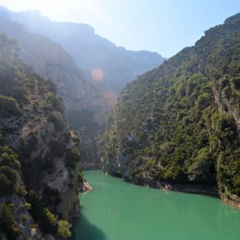 Vanaf Pont de Galettes, waar het water vanuit de kloof Lac du St. Croix in stroomt.