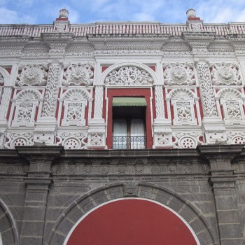 Fraai bewerkte gevel in het centrum van Puebla