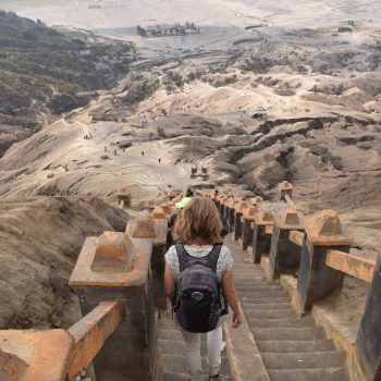 De trap terug vanaf de Bromo vulkaan