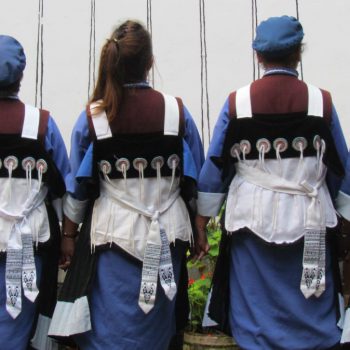 Naxi vrouwen in traditionele kledij