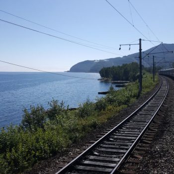 Het Baikal meer vanuit de trein