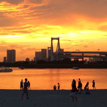 Uitzicht op de Rainbow Bridge en de skyline van Tokio vanaf Odaiba