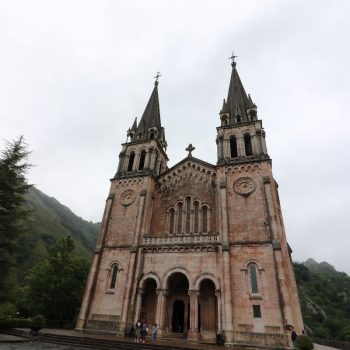 Kerk bovenop de top van een berg