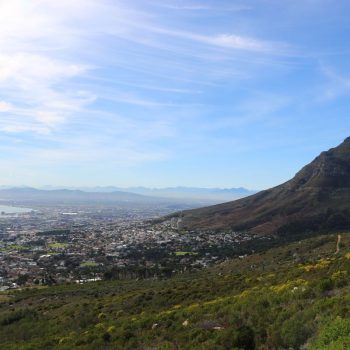 Uitzicht vanaf (de voet van) de Tafelberg