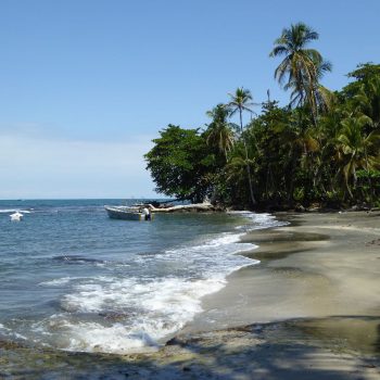 Strandje in Cahuita, waar je de reggae voelt